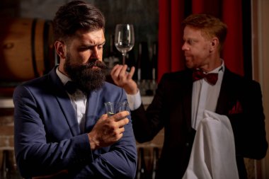 Alkol servisi. Restoran şarap garsonu. Tezgâhtaki barmen. Beyefendiye şarap. Alkol içeceği..