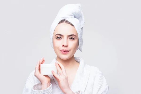 Hermosa mujer que aplica crema en su cara. Foto de mujer con la piel perfecta. Belleza y cuidado de la piel concepto. —  Fotos de Stock