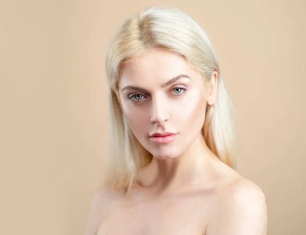 Kozmetikai bőrápoló kezelés. Érzéki nő természetes szépség portré. Nincs smink.. — Stock Fotó