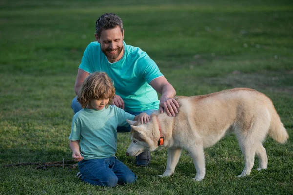Padre e hijo con perro en el parque. —  Fotos de Stock