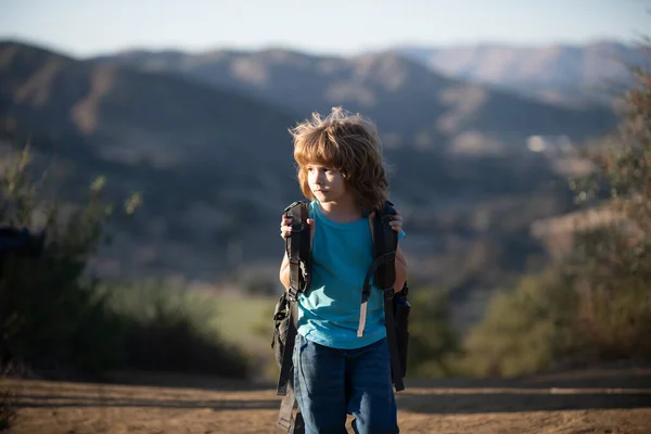 Niño turista con mochila de senderismo. Chico va en una caminata local. — Foto de Stock