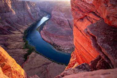 Büyük Kanyon. Horseshoe Virajı. Colorado Kanyonu. Colorado Nehri. Grand Canyon Ulusal Parkı 'ndaki Horseshoe Virajında manzara.