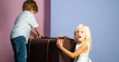 Arkadaşlık ve sevgi. Sevimli hassas çocuklar. Küçük çocukların arkadaşlığı. Samimi dostluk. Hayatımıza devam ediyoruz. Yer değiştirme konsepti. Bavullu birkaç çocuk. Mutlu bir çocukluk. Erkek ve kız sevimli arkadaşlar.