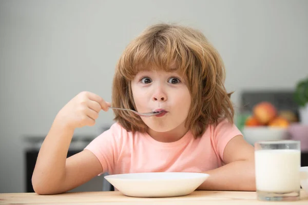 Kaukasische peuter kindje jongen die gezonde soep eet in de keuken. Gezonde voeding voor kinderen. Kindervoeding. — Stockfoto