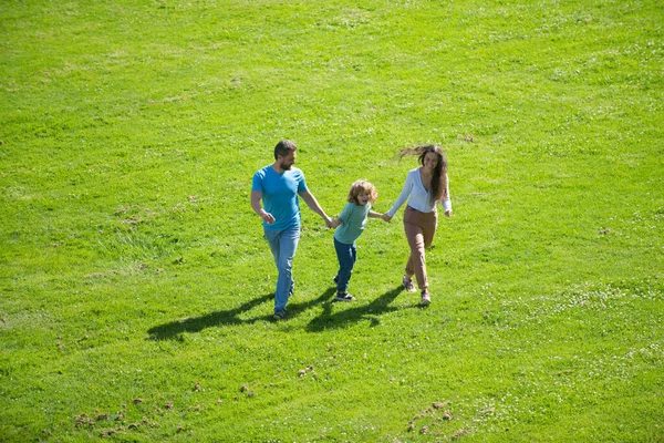 Das Konzept einer glücklichen Familie. Niedliches Familienporträt. — Stockfoto