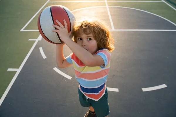 Хлопчик зосередився на баскетболі. Спорт для дітей . — стокове фото