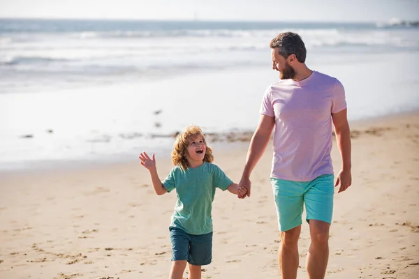 Pai e criança se divertindo ao ar livre. Pai e filho caminhando no mar. Conceito de infância e paternidade. — Fotografia de Stock