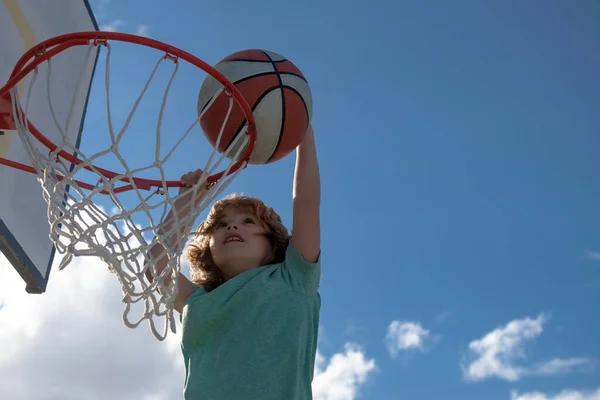 Basketbal kid speler lopen en dompelen van de bal. — Stockfoto