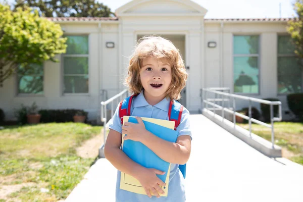 Portrait du garçon américain émerveillé qui va à l'école avec son sac à dos d'école. Je retourne à l'école. Joyeux enfant prêt pour l'école primaire. Élève le premier jour de cours. — Photo