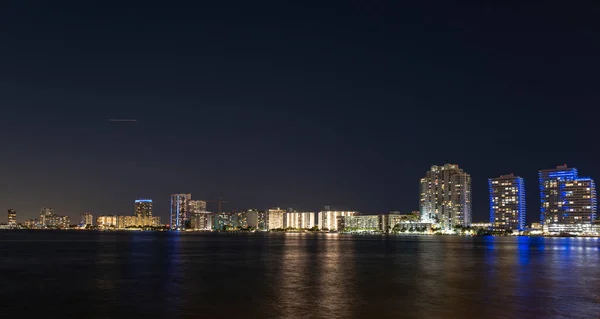 Miami éjszakai város. USA belvárosi felhőkarcolók táj, twighlight város. — Stock Fotó