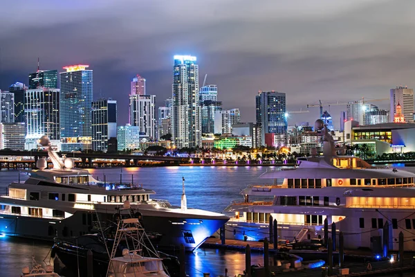 Notte di Miami in centro. Miami Florida al tramonto, skyline di edifici illuminati e Macarthur Causeway ponte. — Foto Stock
