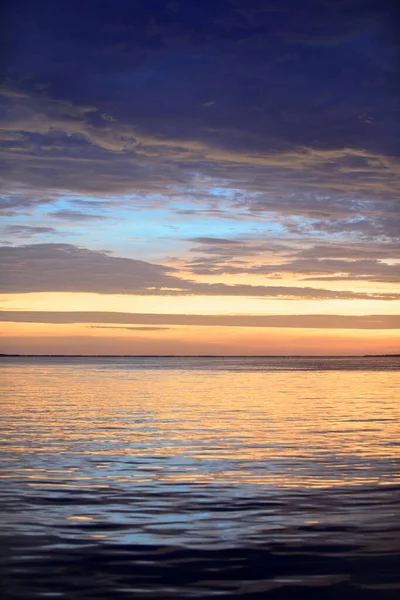 Zonsondergang strand. Heldere zonsopgang met gele horizon onder het zeeoppervlak. — Stockfoto