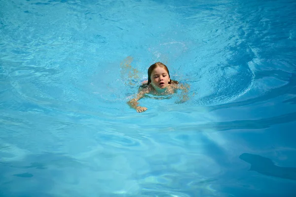 Dziecko pływające w basenie. Dzieci latem. Atrakcje letnie. Basen pływacki. — Zdjęcie stockowe