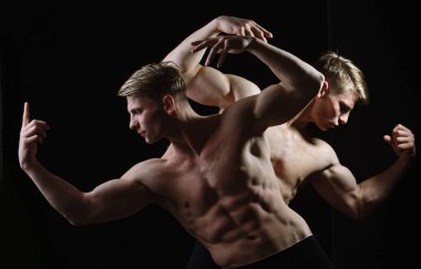 İnsan gücü ve gücü. Beyler, çıplak gövdeli kaslı ikizler, altılı iç çamaşırlı. Çıplak gövdeli kaslı bir adam. Çıplak vücutlu seksi erkekler..