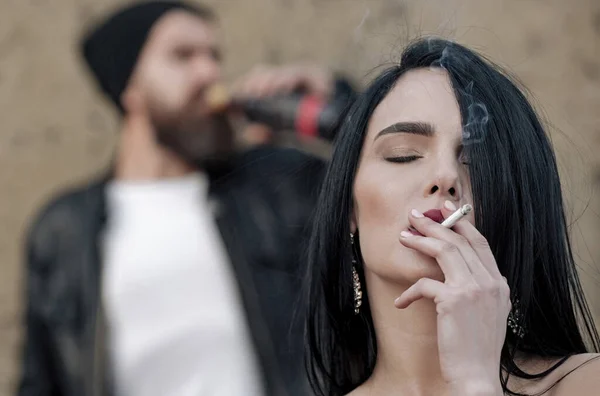 Relación de pareja sensul. Hombre y mujer sexy. Chica fumar cigarrillo con humo y borrosa, hombre brutal beber vino. —  Fotos de Stock