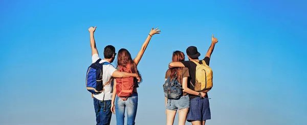 Mensen op zomervakantie en reizen, vriendschap en liefde, vrienden vrijheid en succes. Achteraanzicht. — Stockfoto