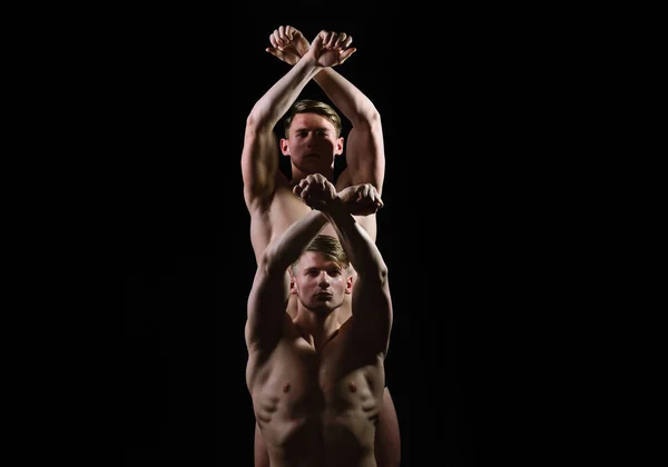 Sexy muskulöse Männer mit nacktem Oberkörper. Mann nackter Oberkörper in Unterwäsche mit athletischem Körper auf schwarzem Hintergrund, schwul und homosexuell. — Stockfoto