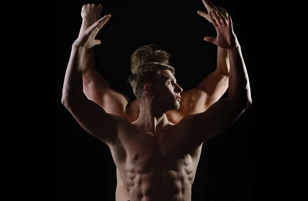 건장 한 운동 선수에 적합 한 남자 모델이지. 발가벗은 몸통을 가진 섹시 한 근육질의 남자. 검은 배경에 운동복을 입은 남자. — 스톡 사진