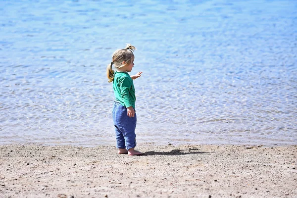 Little baby boy at beach of sea or ocean. Summer vacation outdoor. Childhood and happiness. — Stock Photo, Image