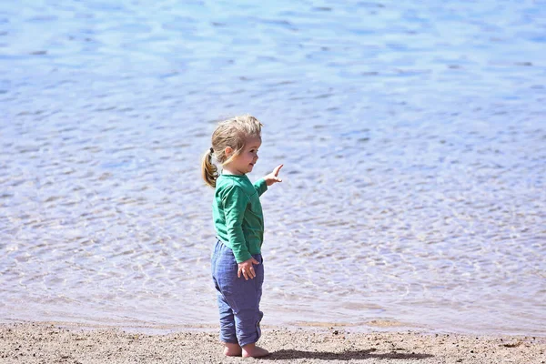 Mały chłopczyk na plaży morza lub oceanu. Dzieci letnie wakacje na świeżym powietrzu. Dzieciństwo i szczęście. — Zdjęcie stockowe
