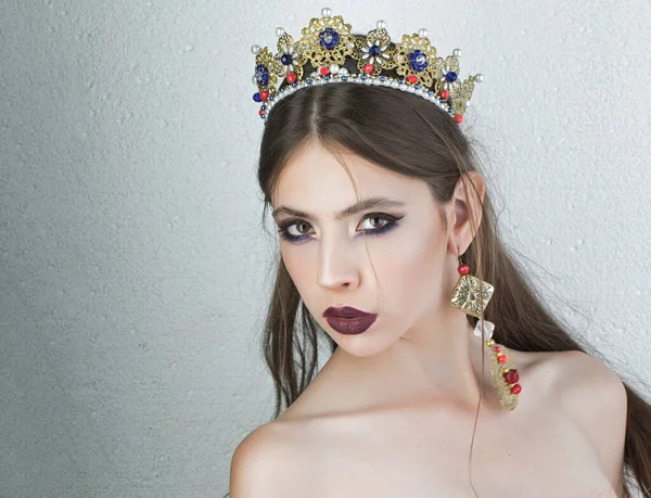 Modekönigin Mädchen mit Krone und Ohrringen Schmuck. — Stockfoto