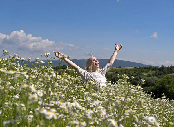 春、花畑で官能的な女性。女性の日、母の日、美しさ。春、カモミール畑の女性。夏休み,さまよう欲望,スパ. — ストック写真