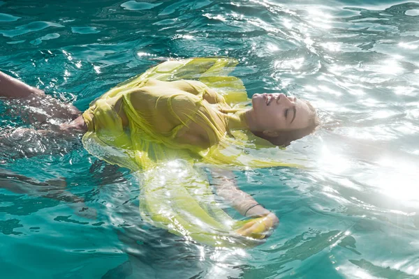 Chica sexy en la piscina. Sensual mujer descansando en el mar. — Foto de Stock