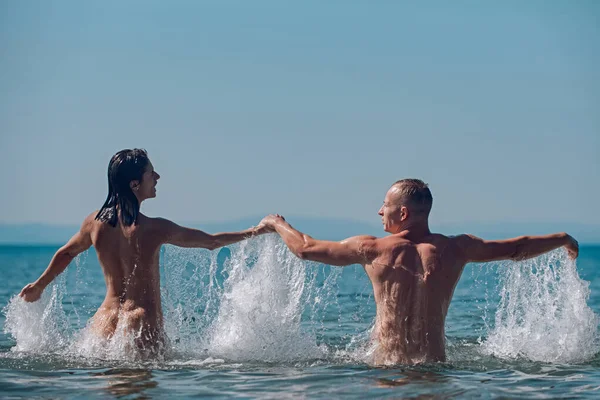 사랑하는 커플은 해변에서 누드 사진을 찍는다. 여름 방학 과 천국 여행 휴가. 바다에서 벌거벗은 남녀 의사 랑 관계. — 스톡 사진