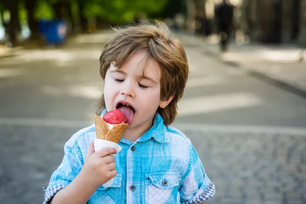 Cibo spazzatura per bambini. Bambino mangiare gelato all'aperto. Deliziosi spuntini estivi. — Foto Stock