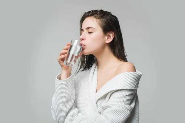 Flicka som dricker vatten glas. Vacker ung kvinna med ren fräsch hud. — Stockfoto