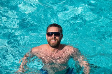 Yaz tatili ve boş zaman. Yüzme havuzunda yakışıklı bir adam. Havuz partisi. Yaz tatili.