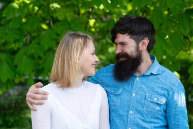 Bahar aşkı. Çiftler birbirine dışarıda bakar. Parkta yaz yürüyüşü.