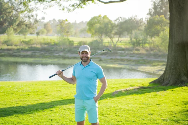 Hombre golfista jugando golf en un campo de golf. —  Fotos de Stock