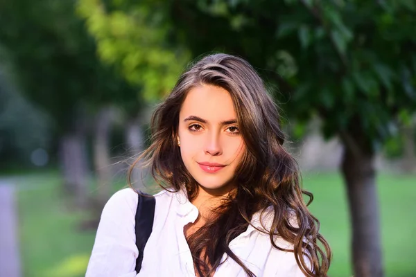 Estudiante universitaria al aire libre. Retrato de niña sonriente, — Foto de Stock