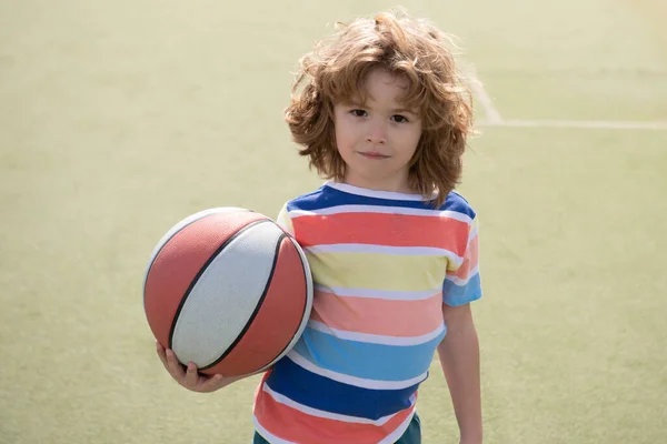 Kosárlabda gyerekek edzés játék. Sportos gyermek portréja. Fiatal fiú pózol egy kosárlabda — Stock Fotó