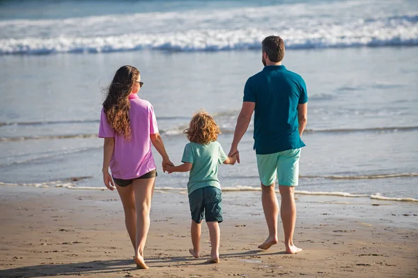 年轻快乐的家庭在海滨度假的回顾. — 图库照片