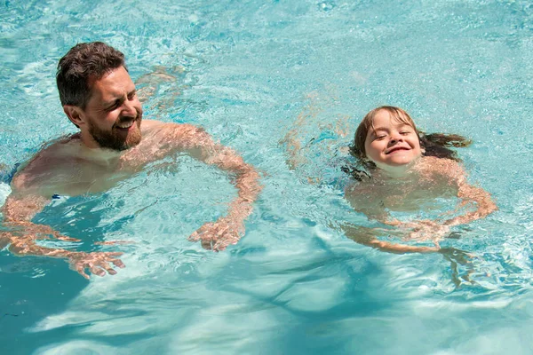 Vader en zoon in het zwembad. Zomers weekend. Zwembad resort. Jongen met vader zwemmen in het zwembad. Actieve levensstijl. Vaderdag. — Stockfoto