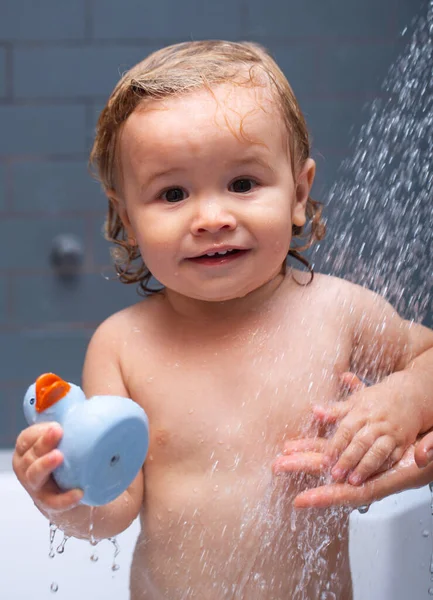 Zwemmende baby. Gelukkige jongen met zeepschuim op zijn hoofd. Kinderdouche. — Stockfoto