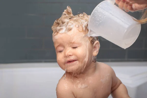 Higiene e cuidados com o corpo para crianças. Feliz bebê engraçado banhado no banho. — Fotografia de Stock