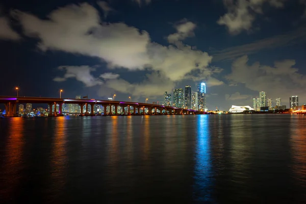 Florida Miami gökdelenlerinin silueti. Gece vakti kasaba. ABD şehir merkezi. — Stok fotoğraf