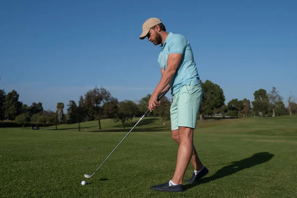 Golf oyuncusu güneşli bir günde golf oynuyor. Profesyonel golfçü golf sahasında vuruldu..