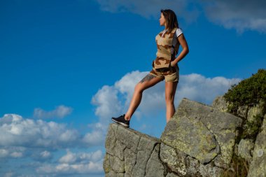 Seyahat ve kamp. Doğaya geri dönmek için kamp yapmak. Güneşli bir günde kamp yapmak. Kaygısız.