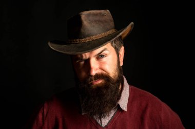 Kırsal kesimde bir kovboy. American Old Fashion. Batı ve rodeo. Siyahta izole edilmiş. Teksas.