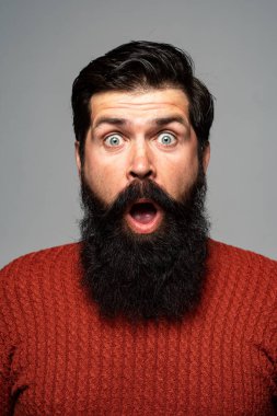 Heyecanlı sakallı adam. İnsani duygular. Şaşırmış adamın yakın plan portresi..