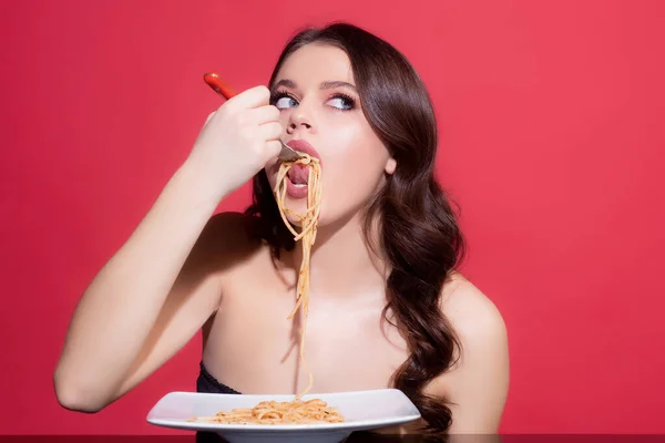Italiaans meisje eet pasta Bolognese. Eten van Italia. Carbonara spaghetti. Gezond menu. — Stockfoto