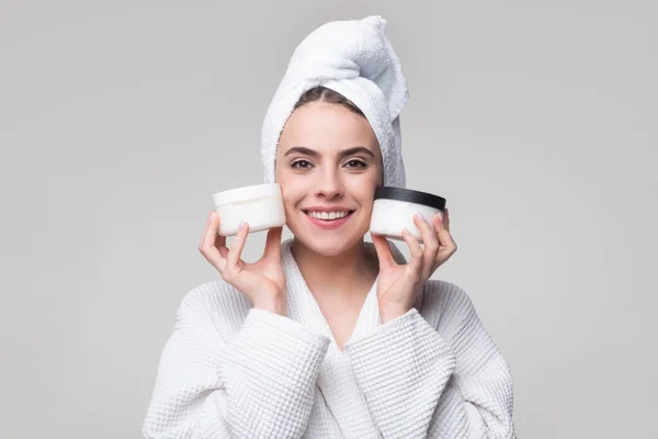 Cosmetología, belleza y spa. Concepto de cuidado de la piel mujer. Productos para el cuidado de la piel. —  Fotos de Stock