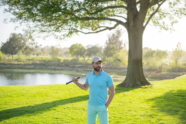 Golfer παίζει γκολφ το βράδυ του γηπέδου γκολφ. Άνθρωπος που παίζει γκολφ σε ένα γήπεδο γκολφ στον ήλιο. — Φωτογραφία Αρχείου