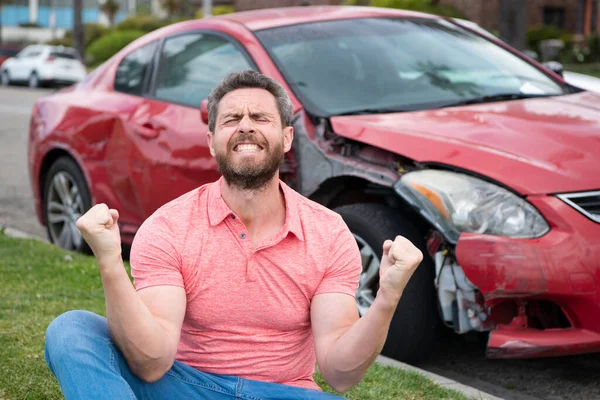 Άντρας βοήθεια με το αυτοκίνητο σπασμένο στο δρόμο. Ασφάλιση αυτοκινήτου. — Φωτογραφία Αρχείου