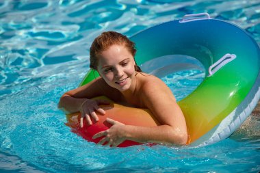 Yaz tatili kavramı. Havuz tatili. Şişme yataktaki kız. Sıcak yaz günü.