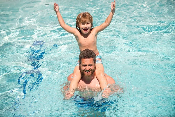 Padre e hijo en la piscina. Fin de semana. Fiesta en la piscina. Niño con papá jugando en la piscina. —  Fotos de Stock